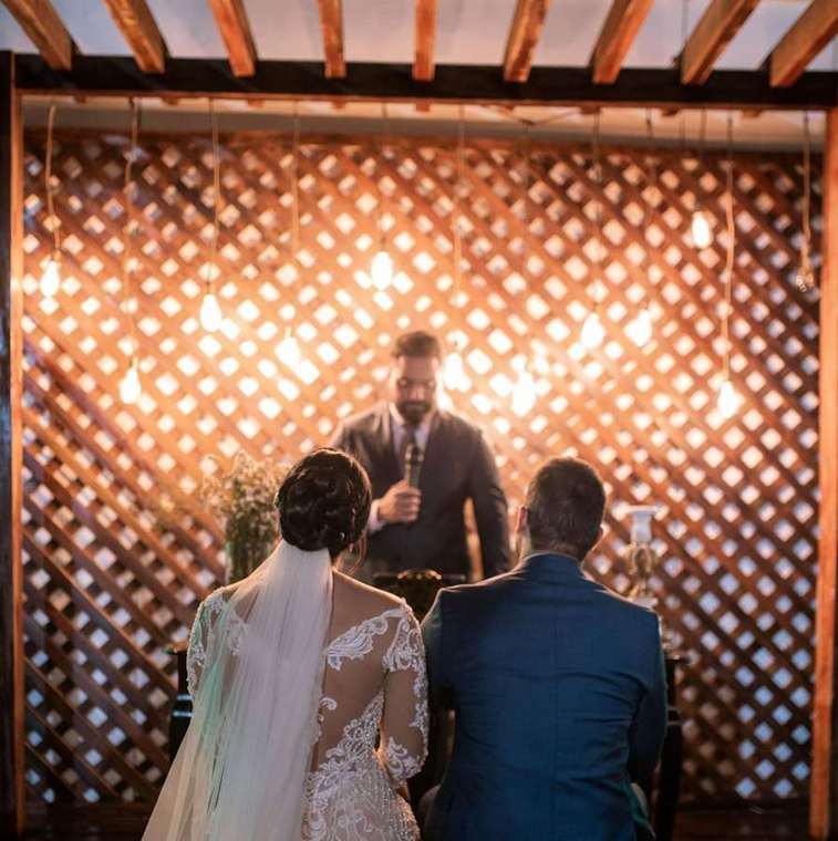 Bruidspaar op het trouwbankje tijdens de ceremonie