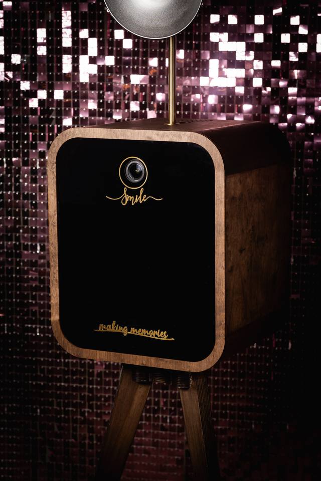 De WeMoments fotobooth, hout met spiegelscherm en gouden accenten