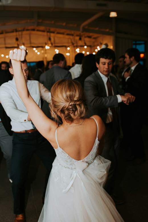 Bruid danst op haar feest