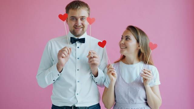 Stel met hartjes-props in de fotobooth
